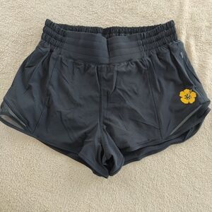 Hawaii Exclusive Lululemon Hotty Hot Shorts 2.5” (Lined) – Hibiscus Print